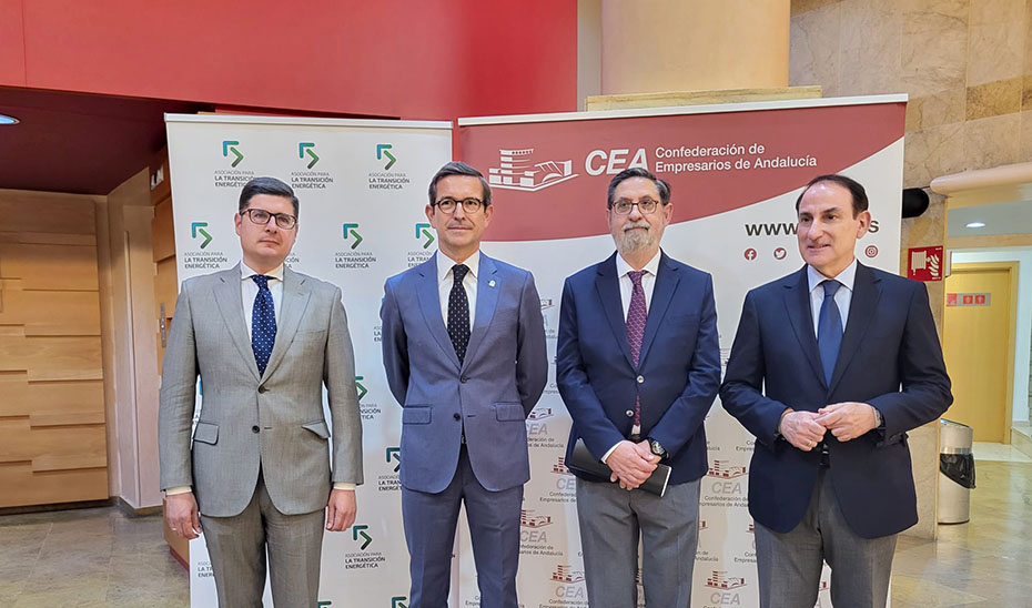 El consejero de Industria, Energía y Minas, Jorge Paradela, junto al resto de participantes en la apertura del foro de debate organizado por la Asociación para la Transición Energética en la sede de la CEA.